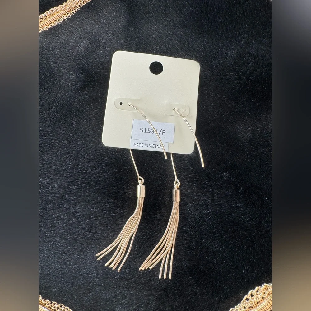 NWT Macy’s Gold Tone Snake V-Neck Chain with Tassel & Matching Earrings - Picture 8 of 8